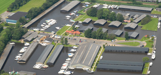 Leeuwarder Jachthaven en Camperplaats luchtfoto 